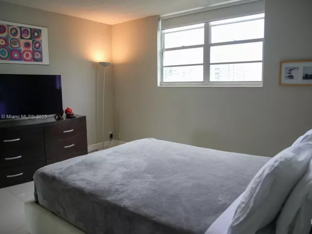 1-bedroom condo for sale in Hollywood - 4001 S Ocean Dr 11A - MondialRealty