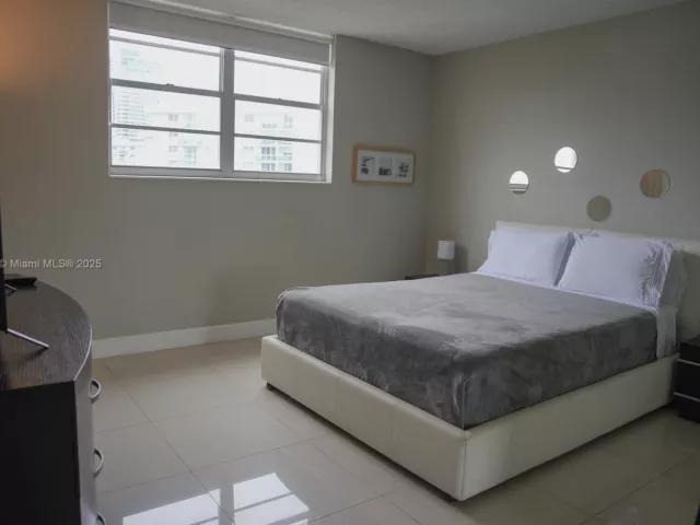 1-bedroom condo for sale in Hollywood - 4001 S Ocean Dr 11A - MondialRealty