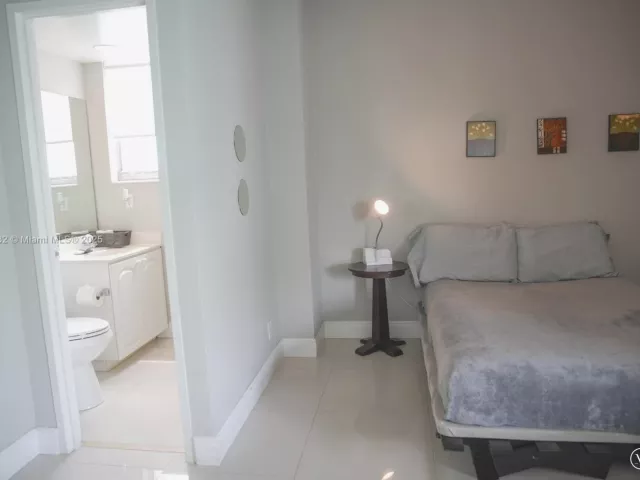1-bedroom condo for sale in Hollywood - 4001 S Ocean Dr 11A - MondialRealty
