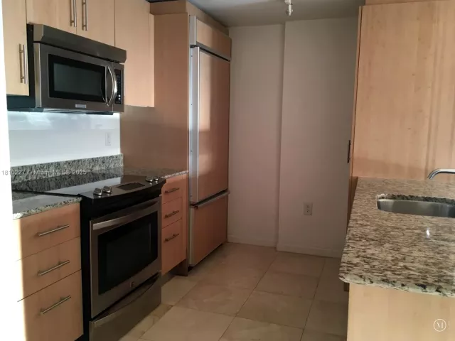 1-bedroom condo for sale in Bal Harbour - 10275 Collins Ave 628 - MondialRealty