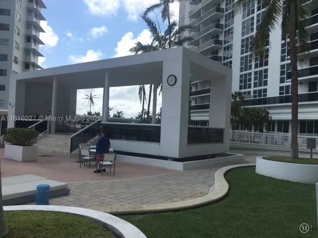 1-bedroom condo for sale in Bal Harbour - 10275 Collins Ave 628 - MondialRealty