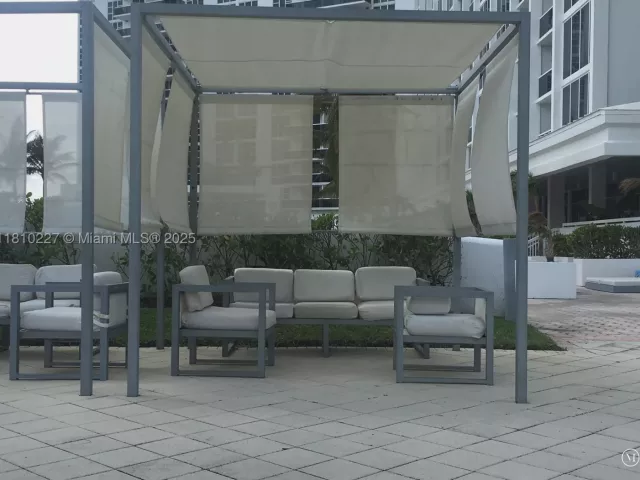 1-bedroom condo for sale in Bal Harbour - 10275 Collins Ave 628 - MondialRealty