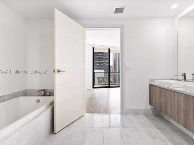 3-bedroom condo for sale in Miami - 801 S Miami Ave 2201 - MondialRealty