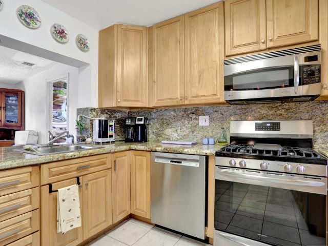 Home for sale at 217 SW 9th Ct - photo 6131889