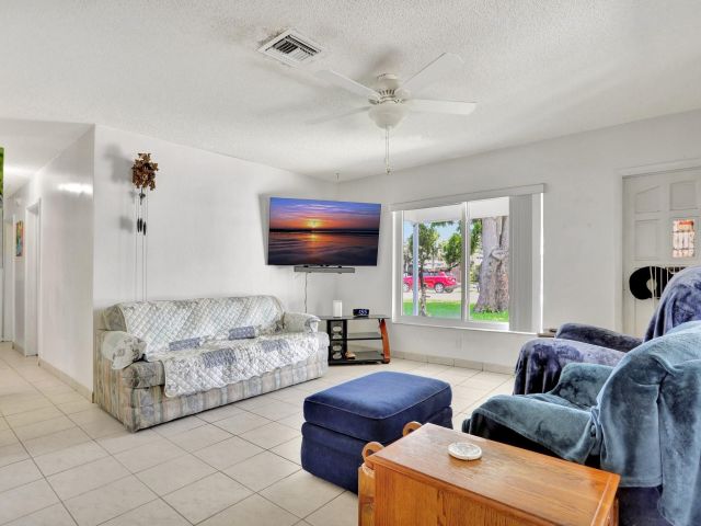 Home for sale at 217 SW 9th Ct - photo 6131894