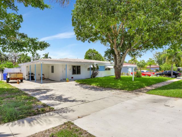 Home for sale at 217 SW 9th Ct - photo 6131895