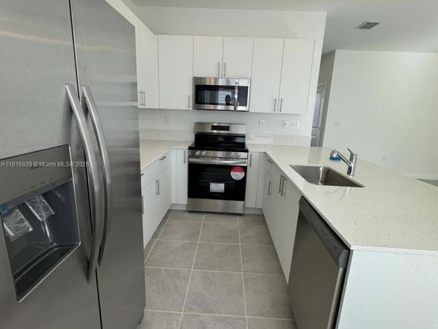 Home for rent at 724 SE 13th St Cir . - photo 6124640