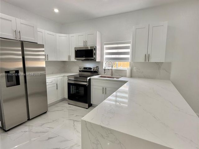 Home for rent at 1407 SE 6th St 1 - photo 6124014