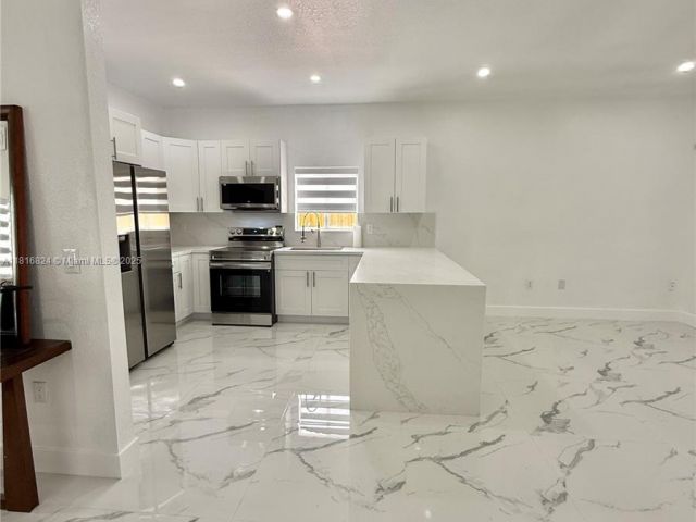 Home for rent at 1407 SE 6th St 1 - photo 6124015