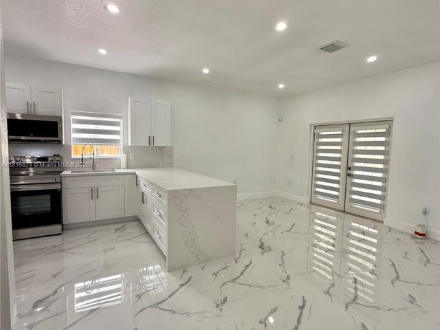 Home for rent at 1407 SE 6th St 1 - photo 6124016