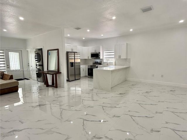 Home for rent at 1407 SE 6th St 1 - photo 6124017