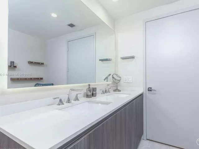 Apartment for sale  Unit #3911 - photo 6148614