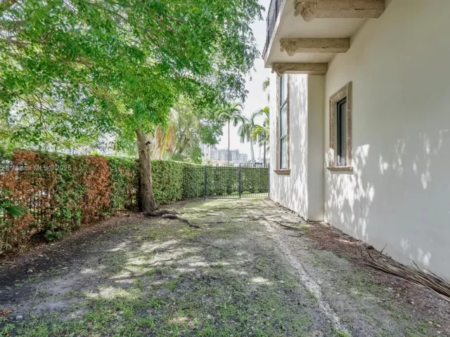 5-bedroom home for sale in Sunny Isles Beach - 18825 N Bay Rd - MondialRealty