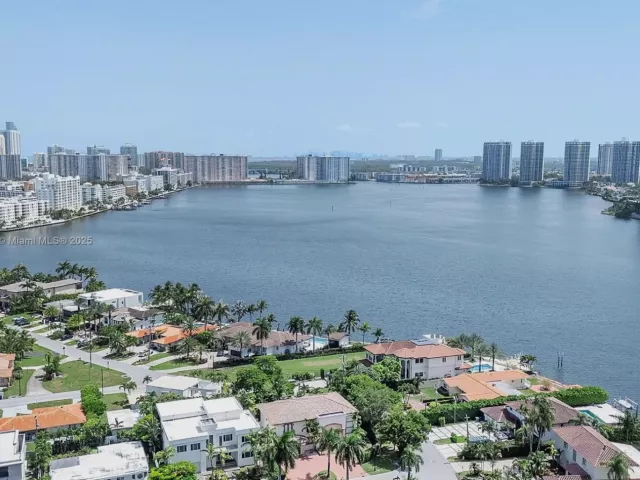 5-bedroom home for sale in Sunny Isles Beach - 18825 N Bay Rd - MondialRealty