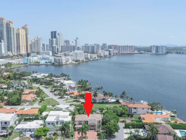 5-bedroom home for sale in Sunny Isles Beach - 18825 N Bay Rd - MondialRealty
