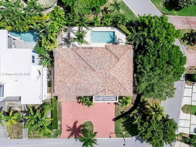 5-bedroom home for sale in Sunny Isles Beach - 18825 N Bay Rd - MondialRealty