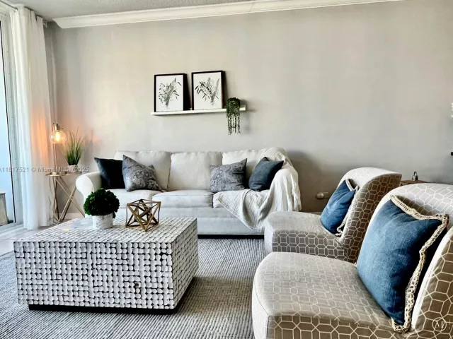 1-bedroom condo for sale in Miami Beach - 5601 Collins Ave 923 - MondialRealty