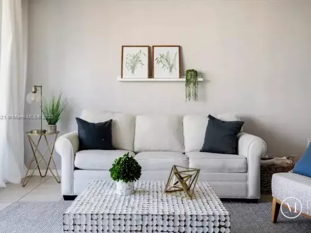 1-bedroom condo for sale in Miami Beach - 5601 Collins Ave 923 - MondialRealty