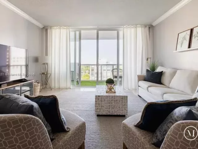 1-bedroom condo for sale in Miami Beach - 5601 Collins Ave 923 - MondialRealty