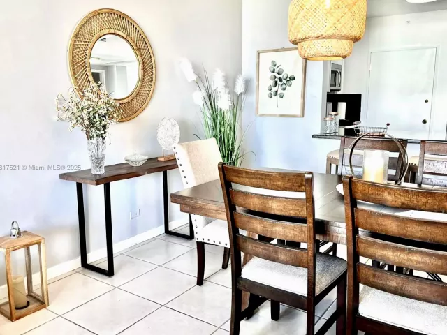 1-bedroom condo for sale in Miami Beach - 5601 Collins Ave 923 - MondialRealty