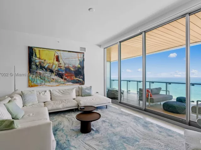 2-bedroom condo for sale in Miami Beach - 5775 Collins Ave 1602 - MondialRealty