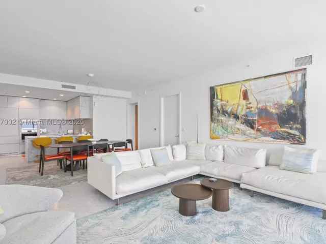2-bedroom condo for sale in Miami Beach - 5775 Collins Ave 1602 - MondialRealty