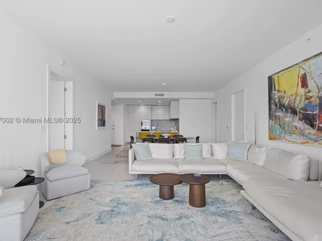 2-bedroom condo for sale in Miami Beach - 5775 Collins Ave 1602 - MondialRealty