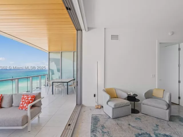 2-bedroom condo for sale in Miami Beach - 5775 Collins Ave 1602 - MondialRealty