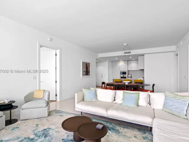 2-bedroom condo for sale in Miami Beach - 5775 Collins Ave 1602 - MondialRealty
