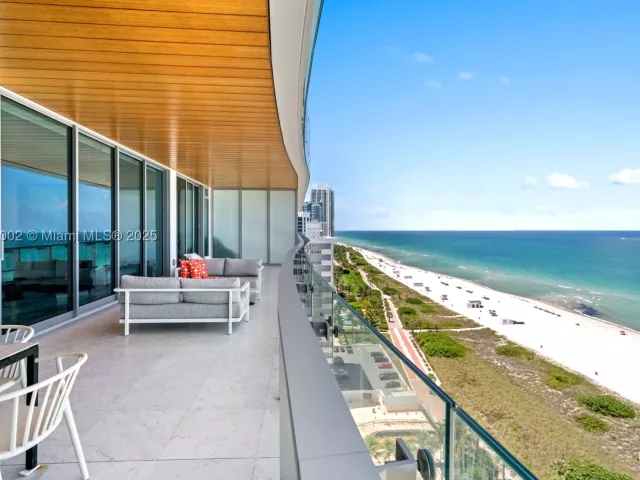 2-bedroom condo for sale in Miami Beach - 5775 Collins Ave 1602 - MondialRealty