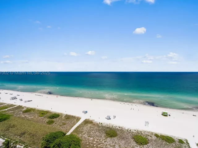 2-bedroom condo for sale in Miami Beach - 5775 Collins Ave 1602 - MondialRealty
