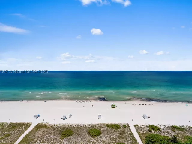 2-bedroom condo for sale in Miami Beach - 5775 Collins Ave 1602 - MondialRealty