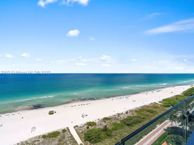 2-bedroom condo for sale in Miami Beach - 5775 Collins Ave 1602 - MondialRealty