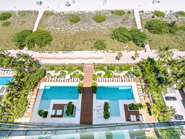2-bedroom condo for sale in Miami Beach - 5775 Collins Ave 1602 - MondialRealty