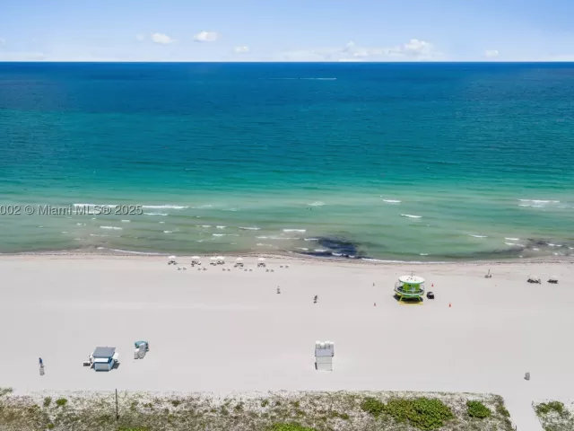 2-bedroom condo for sale in Miami Beach - 5775 Collins Ave 1602 - MondialRealty