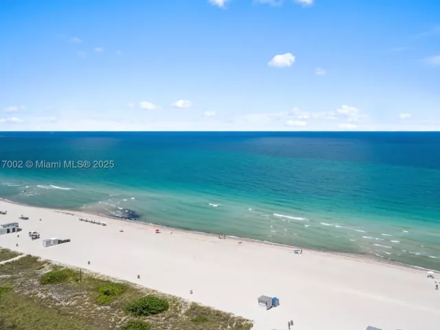 2-bedroom condo for sale in Miami Beach - 5775 Collins Ave 1602 - MondialRealty