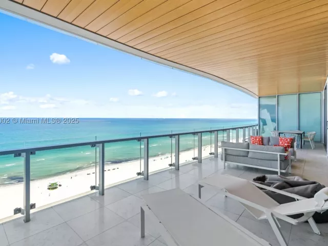 2-bedroom condo for sale in Miami Beach - 5775 Collins Ave 1602 - MondialRealty