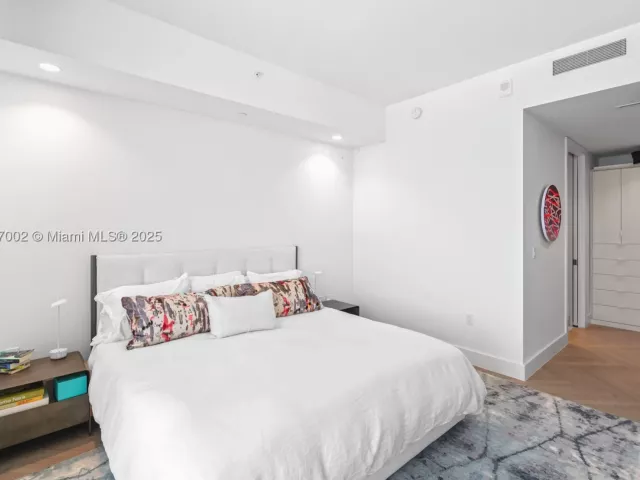 2-bedroom condo for sale in Miami Beach - 5775 Collins Ave 1602 - MondialRealty