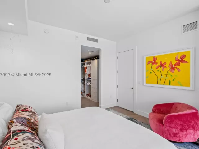 2-bedroom condo for sale in Miami Beach - 5775 Collins Ave 1602 - MondialRealty