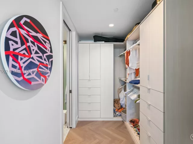 2-bedroom condo for sale in Miami Beach - 5775 Collins Ave 1602 - MondialRealty