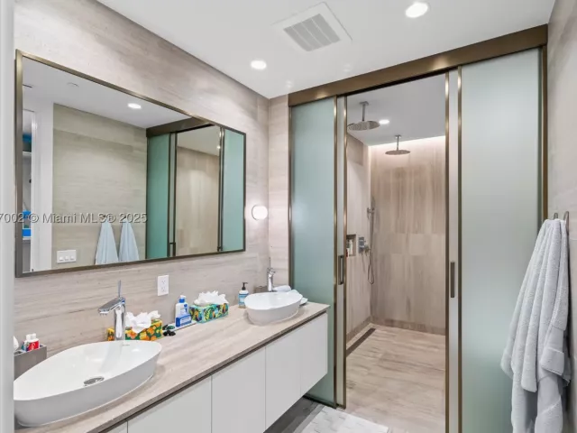 2-bedroom condo for sale in Miami Beach - 5775 Collins Ave 1602 - MondialRealty
