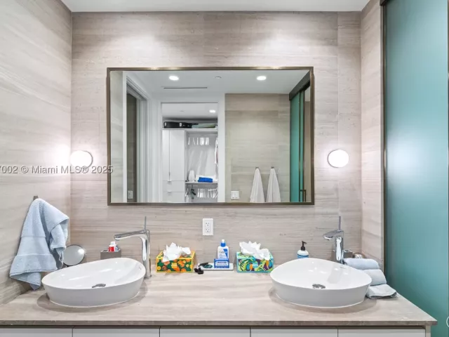 2-bedroom condo for sale in Miami Beach - 5775 Collins Ave 1602 - MondialRealty