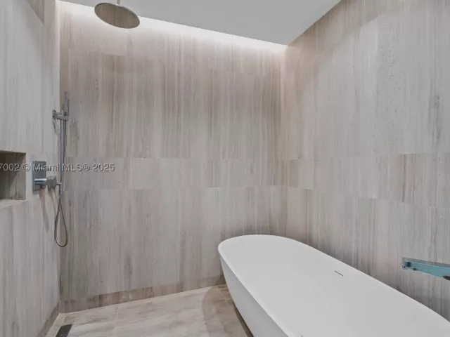 2-bedroom condo for sale in Miami Beach - 5775 Collins Ave 1602 - MondialRealty