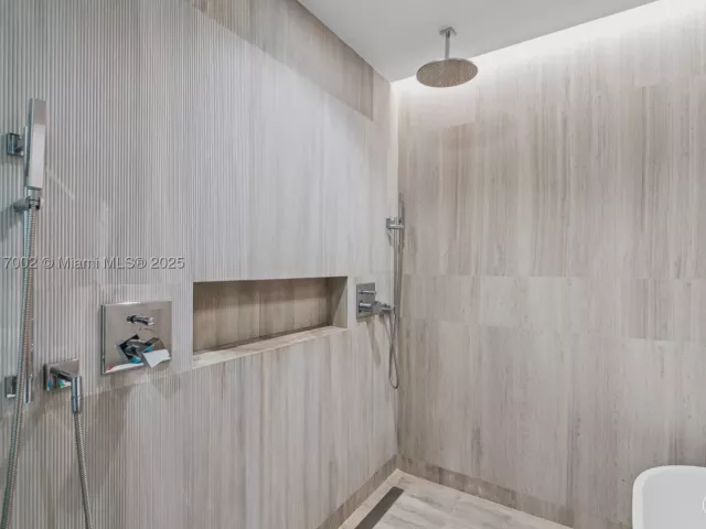 2-bedroom condo for sale in Miami Beach - 5775 Collins Ave 1602 - MondialRealty