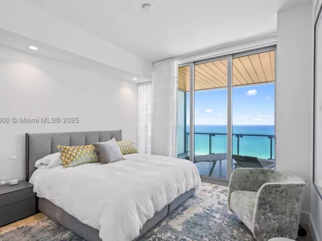 2-bedroom condo for sale in Miami Beach - 5775 Collins Ave 1602 - MondialRealty