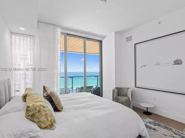 2-bedroom condo for sale in Miami Beach - 5775 Collins Ave 1602 - MondialRealty