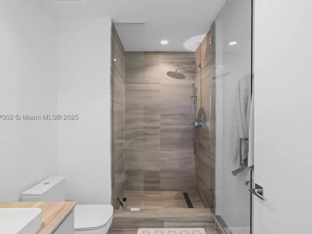 2-bedroom condo for sale in Miami Beach - 5775 Collins Ave 1602 - MondialRealty
