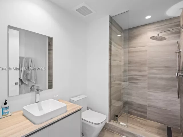 2-bedroom condo for sale in Miami Beach - 5775 Collins Ave 1602 - MondialRealty