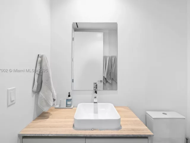 2-bedroom condo for sale in Miami Beach - 5775 Collins Ave 1602 - MondialRealty