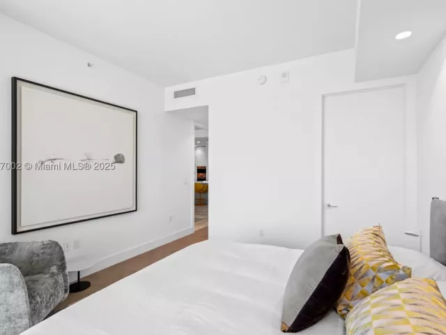 2-bedroom condo for sale in Miami Beach - 5775 Collins Ave 1602 - MondialRealty